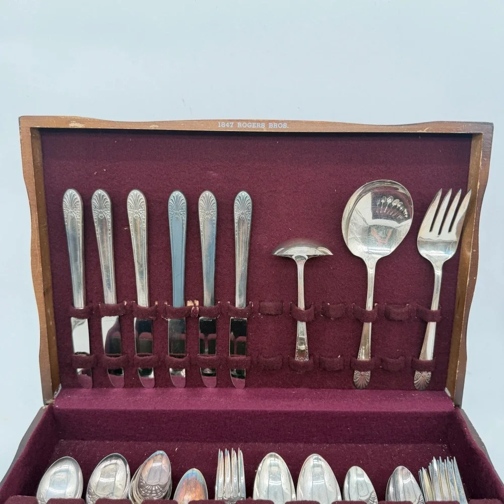 1847 Rogers Bros Adoration Silver Plate Flatware Set 50 Piece with Wood Case
